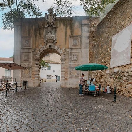 Stylish Getaway In A Mezzanine Flat By The Castle Lejlighed Lisboa Eksteriør billede