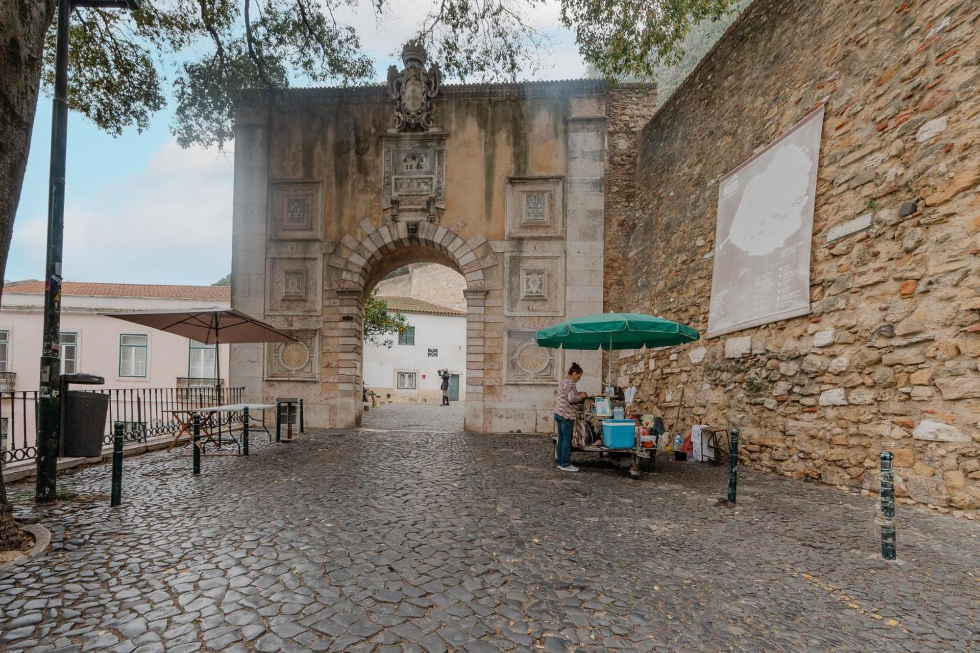 Stylish Getaway In A Mezzanine Flat By The Castle Lejlighed Lisboa Eksteriør billede