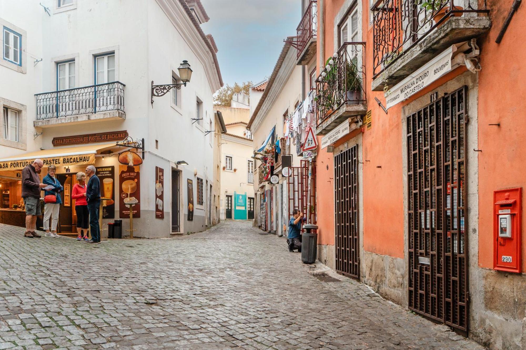 Stylish Getaway In A Mezzanine Flat By The Castle Lejlighed Lisboa Eksteriør billede