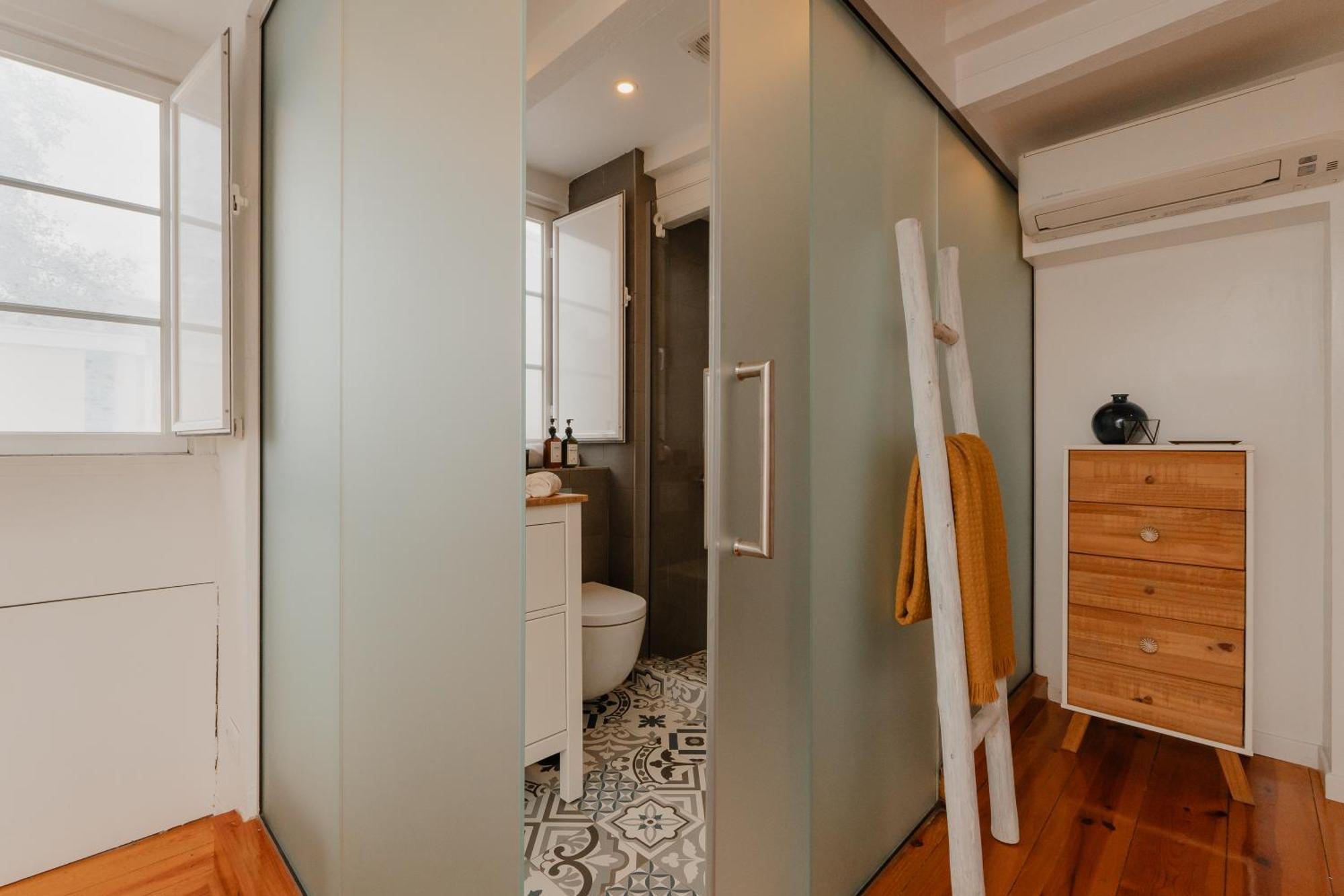 Stylish Getaway In A Mezzanine Flat By The Castle Lejlighed Lisboa Eksteriør billede