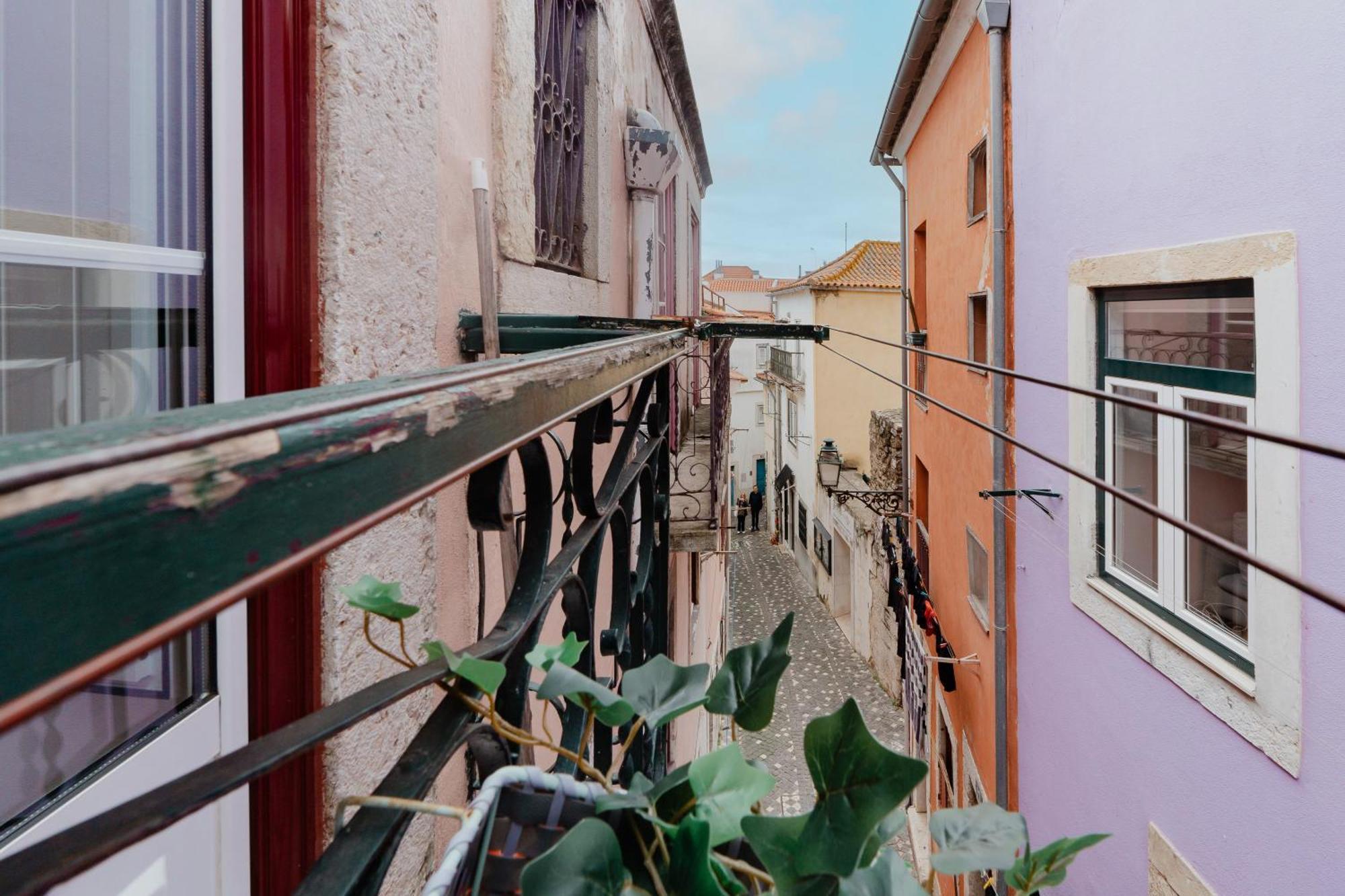 Stylish Getaway In A Mezzanine Flat By The Castle Lejlighed Lisboa Eksteriør billede
